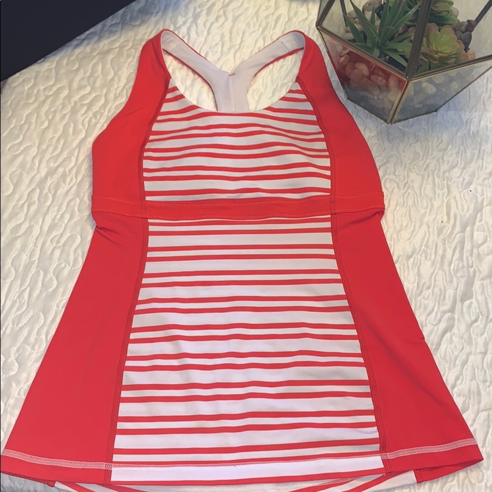 Lululemon workout top fits 4-6